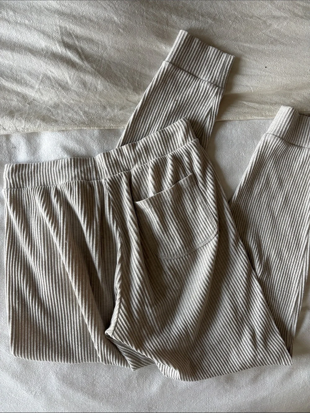 Alo Muse Ribbed Drawstring Sweatpants in Oat Beige Large